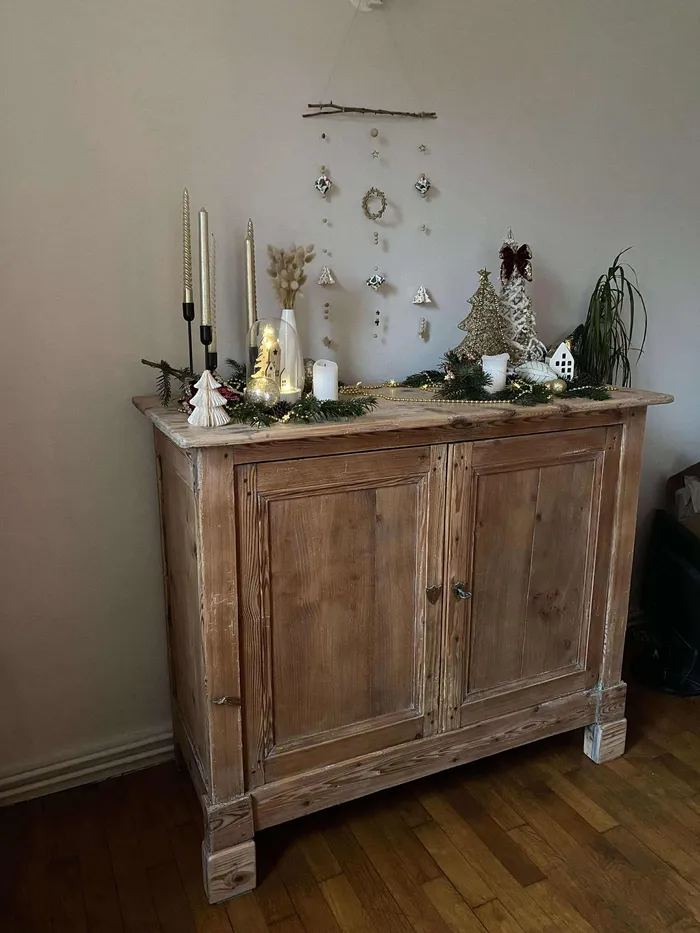Meuble ancien en cours de restauration à l'atelier Au Grenier