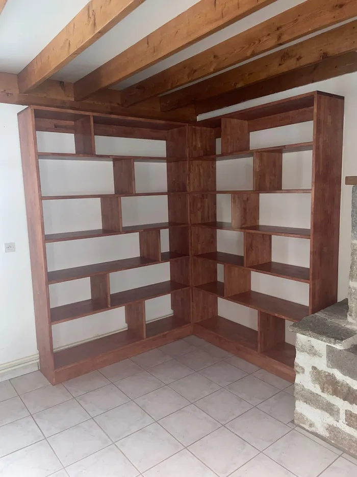 Pièce de mobilier sur mesure en cours de fabrication