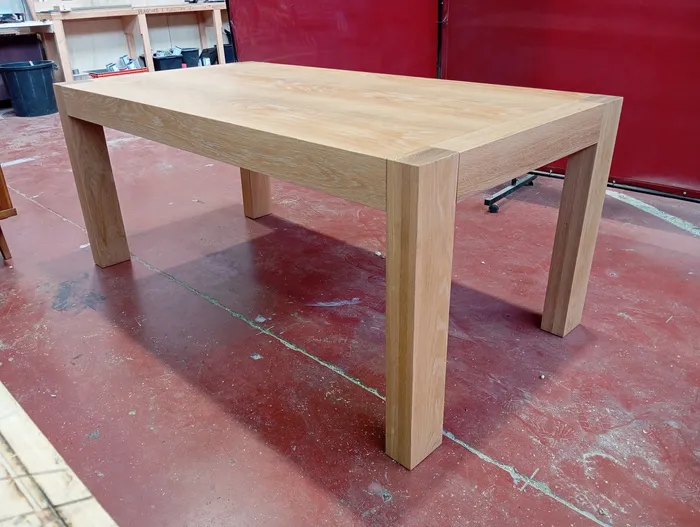 Table en chêne clair remise en état à l'atelier