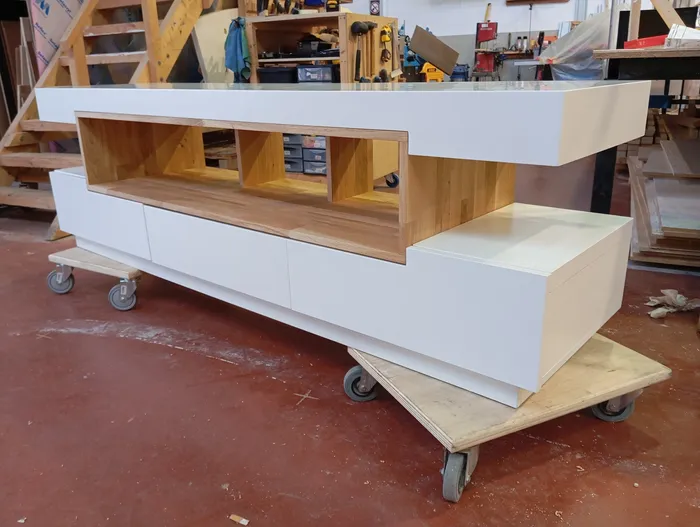 Plateau de table en chêne après ponçage et finition