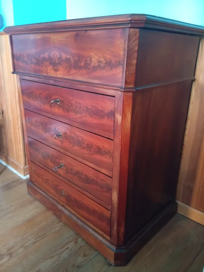 Meuble en bois remis en état