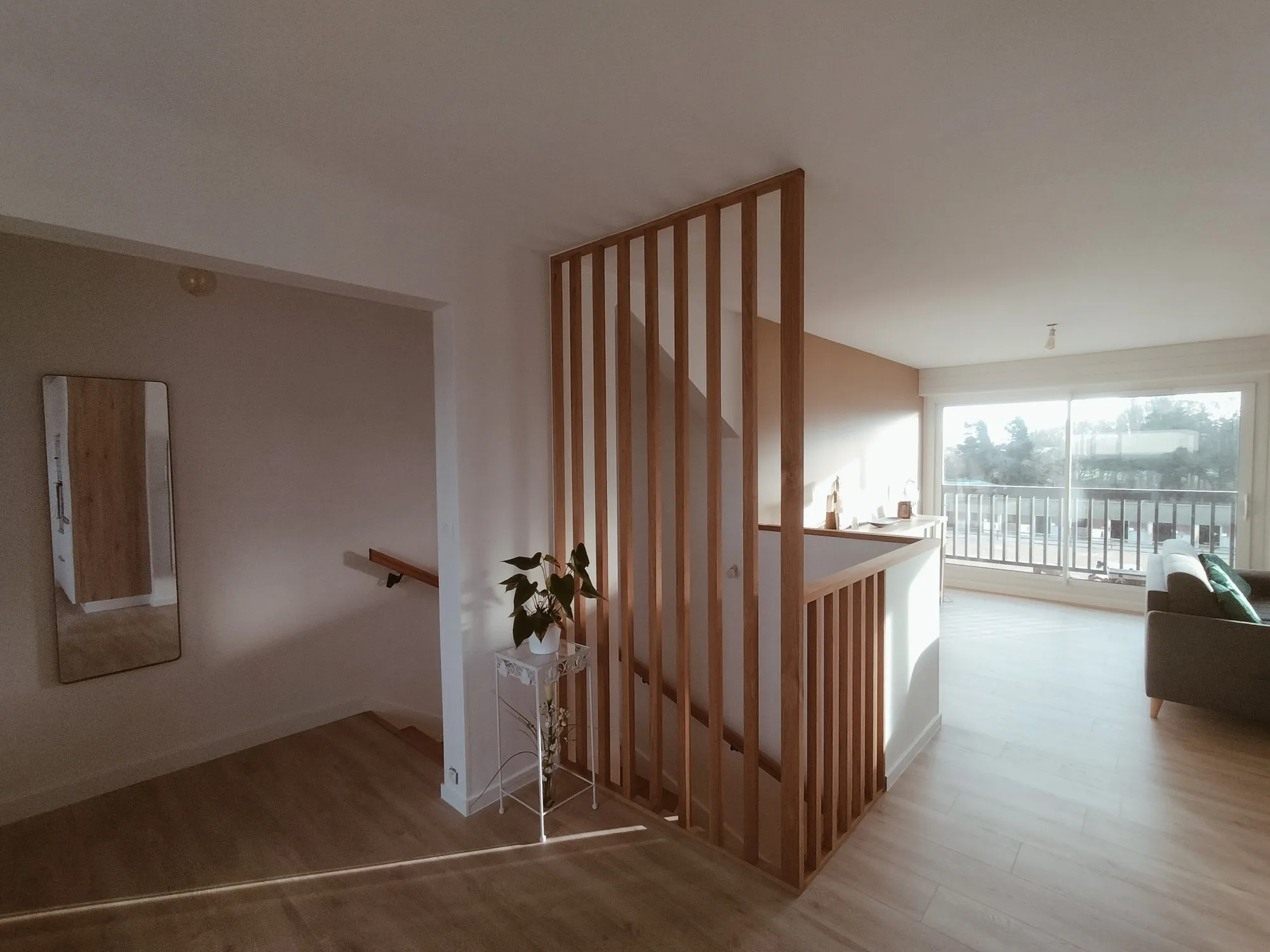Agencement bois réalisé sur mesure dans un intérieur