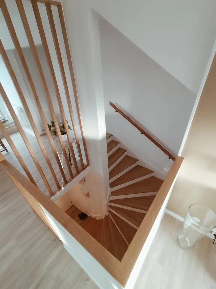 Escalier habillé de chêne et claustra bois sur mesure